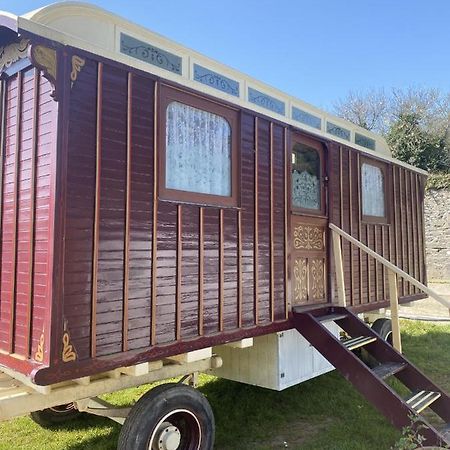 Vintage Showman'S Wagon For Two Close To Beach Plymouth Ngoại thất bức ảnh